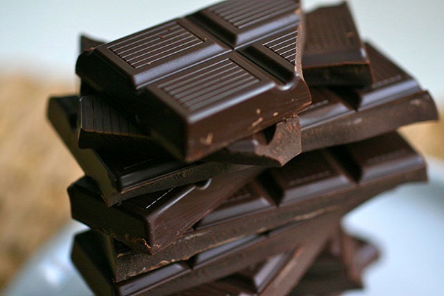 Hãy ăn socola đen thay vì các đồ ăn nhanh nhé!
